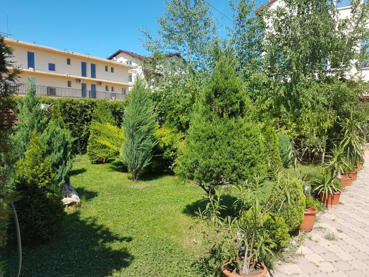 Vila Leonard Hotell Costinesti Exteriör bild